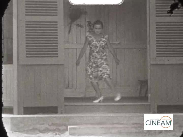 Arlette danse le Charleston dans la cabine sur la plage de Noirmoutier - Août 1926